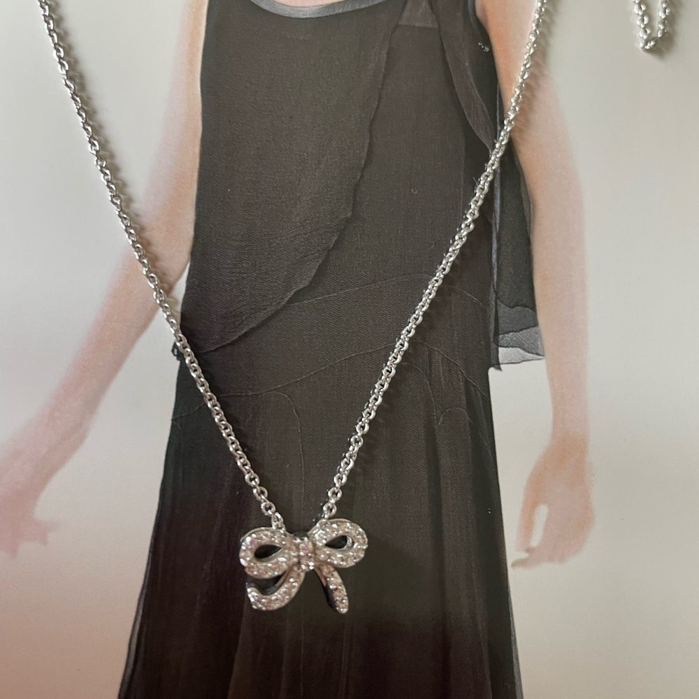New - Silver tone Petite bow necklace